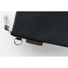 Load image into Gallery viewer, Hobonichi Tragen Flat Pouch A6 Black
