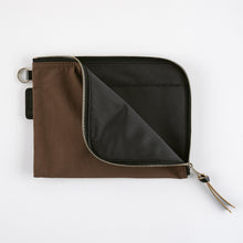 Load image into Gallery viewer, Hobonichi Tragen Flat Pouch A6 Brown
