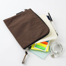 Load image into Gallery viewer, Hobonichi Tragen Flat Pouch A6 Brown
