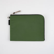 Load image into Gallery viewer, Hobonichi Tragen Flat Pouch A5 (Green)
