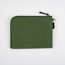Load image into Gallery viewer, Hobonichi Tragen Flat Pouch A5 (Green)
