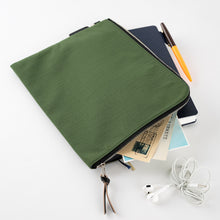 Load image into Gallery viewer, Hobonichi Tragen Flat Pouch A5 (Green)
